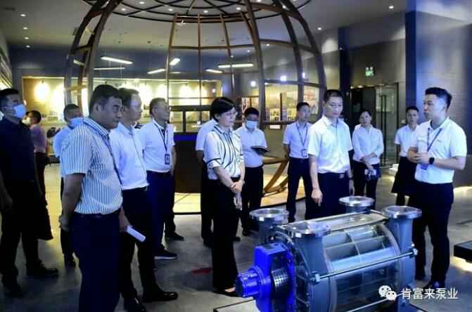 公司董事长、总经理陈迪(右一)向李军区长(右二)一行介绍开云官方版网站在线登入-开云KaiYun(中国)产品